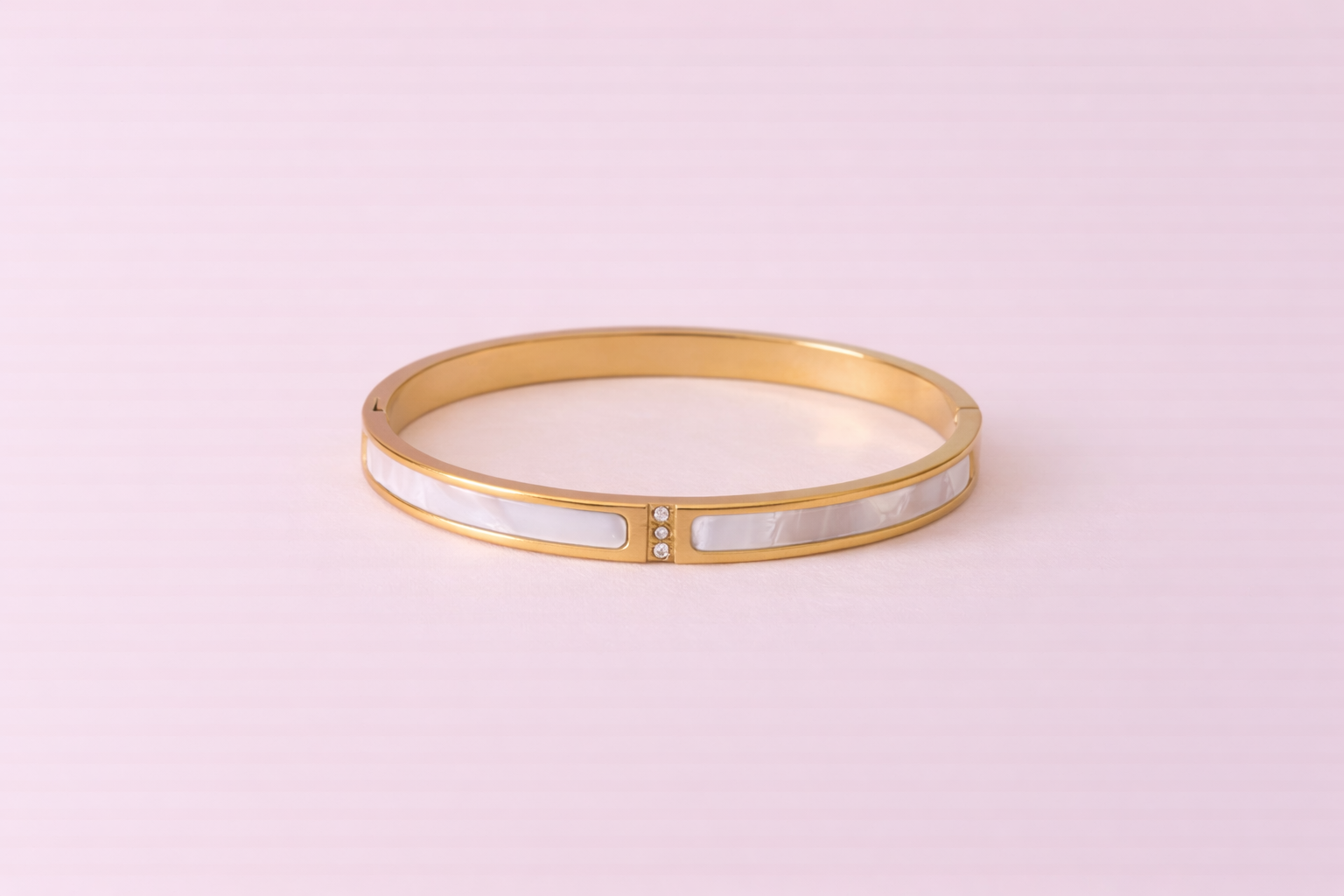 Lumière Pearl Bangle